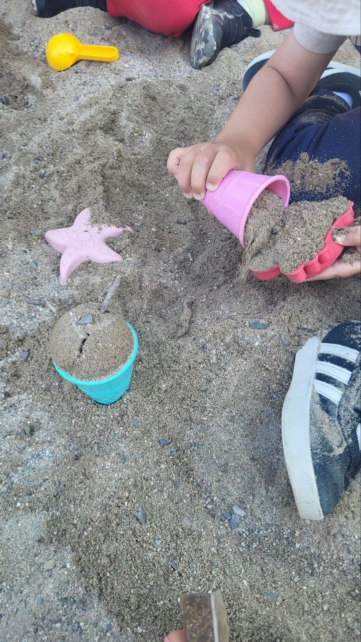 Draußen spielen im Sand