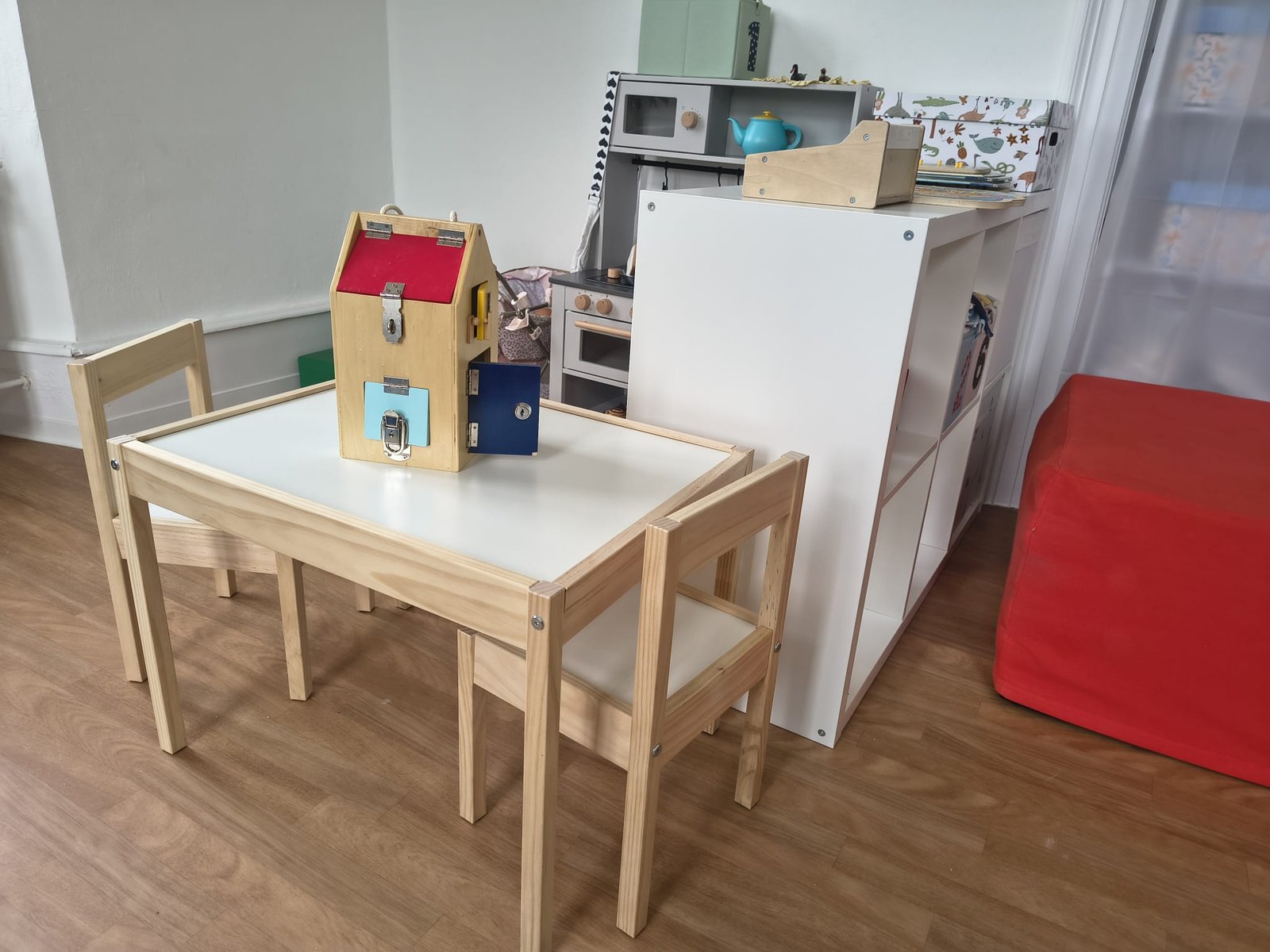 Spieltisch und Küche